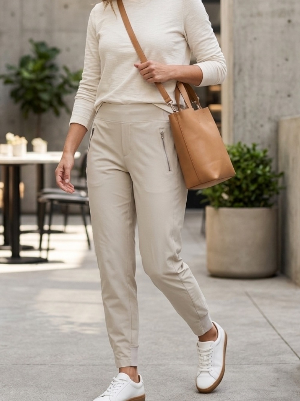 Athleta Cream Trekkie Jogger Pants Size 8/P